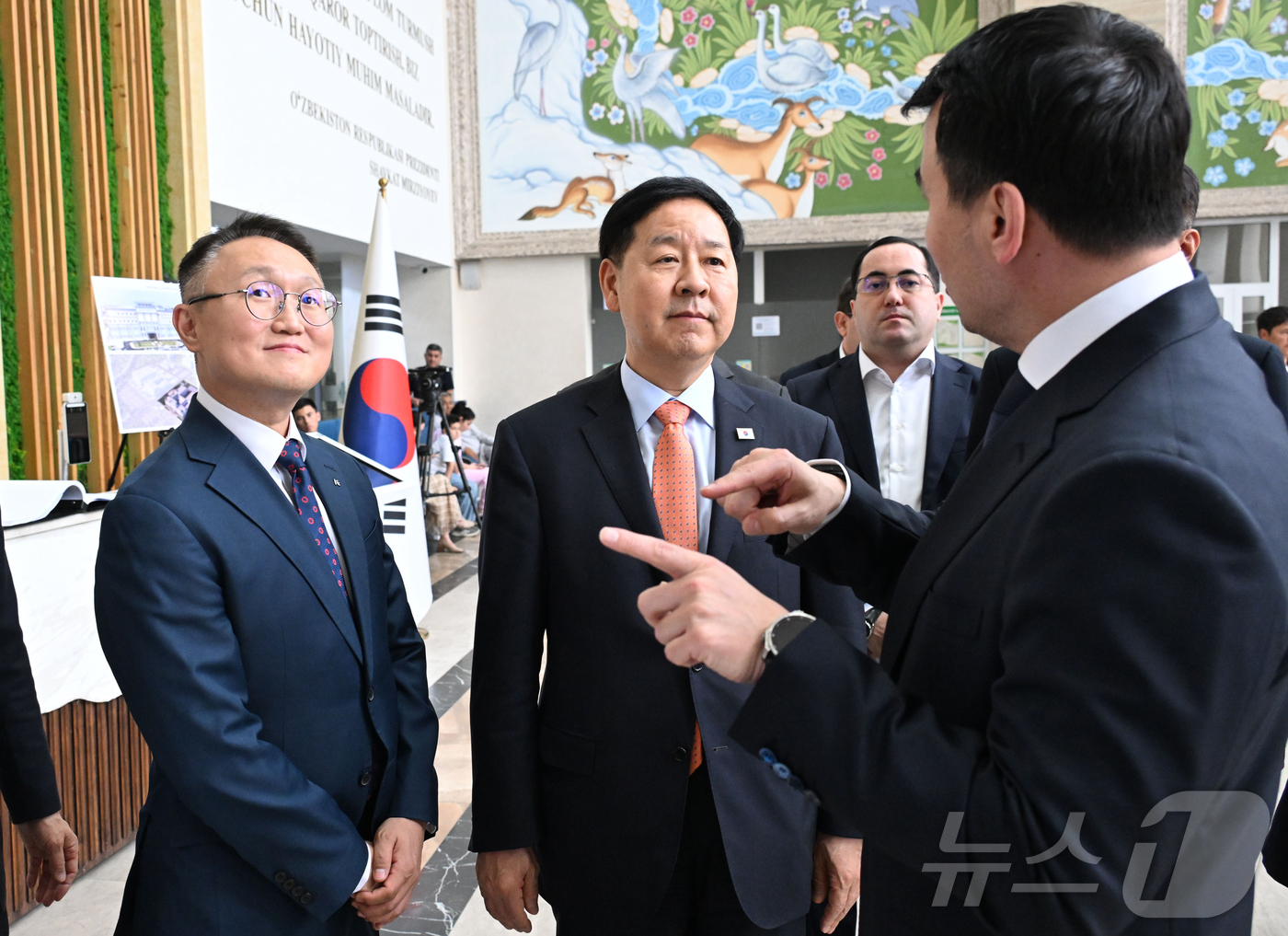 (서울=뉴스1) = 한.중.일 재무장관회의 및 ASEAN+3 재무장관회의, 아시아개발은행(ADB) 연차총회 참석차 우즈베키스탄을 방문 중인 구윤철 부총리 겸 재정경제부 장관이 2일 …