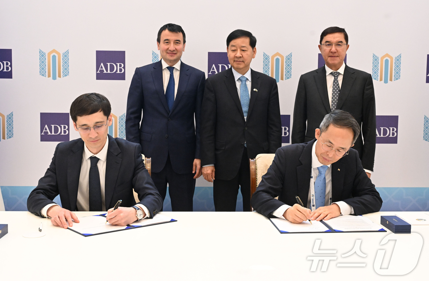 (서울=뉴스1) = 한.중.일 재무장관회의 및 ASEAN+3 재무장관회의, 아시아개발은행(ADB) 연차총회 참석차 우즈베키스탄을 방문 중인 구윤철 부총리 겸 재정경제부 장관이 3일 …