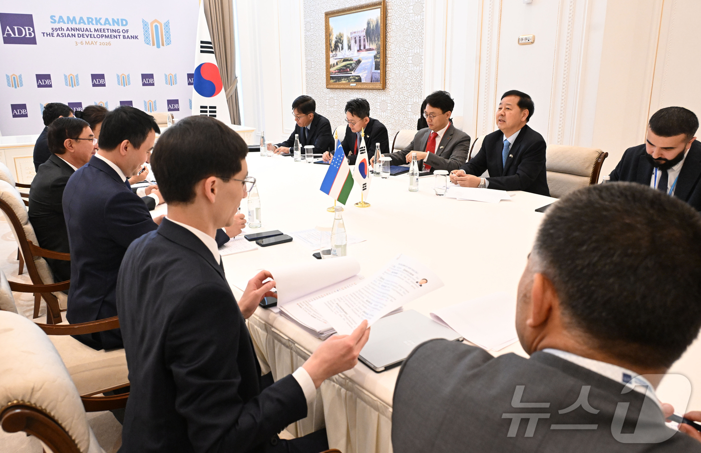 (서울=뉴스1) = 한.중.일 재무장관회의 및 ASEAN+3 재무장관회의, 아시아개발은행(ADB) 연차총회 참석차 우즈베키스탄을 방문 중인 구윤철 부총리 겸 재정경제부 장관이 3일 …