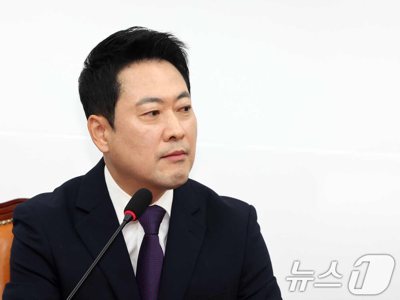 (서울=뉴스1) 황기선 기자 = 장동혁 국민의힘 대표가 5일 오전 서울 여의도 국회에서 열린 기자간담회에서 생각에 잠겨 있다. 2026.5.5/뉴스1
