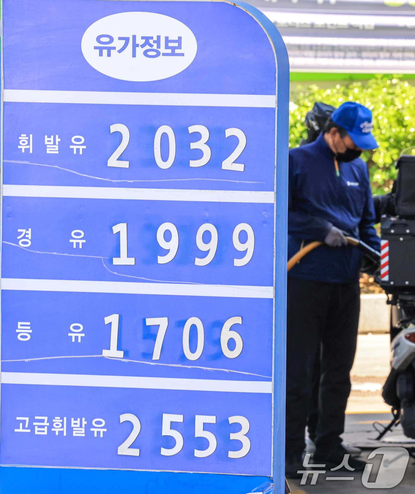 (서울=뉴스1) 이호윤 기자 = 호르무즈 해협에서 미군과 이란군 간의 직접적인 군사 충돌이 발생하면서 국제 유가가 다시 상승세를 보인 5일 브렌트유는 전일 대비 6.3% 급등한 배 …