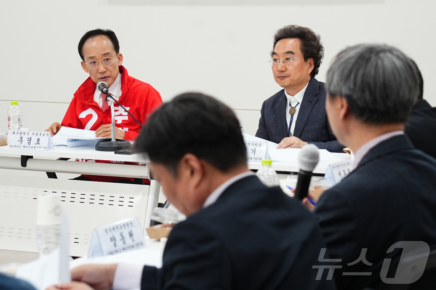 (대구=뉴스1) 남승렬 기자 = 추경호 국민의힘 대구시장 후보가 4일 대구시 치과의사회관에서 사단법인 AI(인공지능)바이오메디시티대구협의회와 정책 간담회를 하고 있다. (추경호 예 …