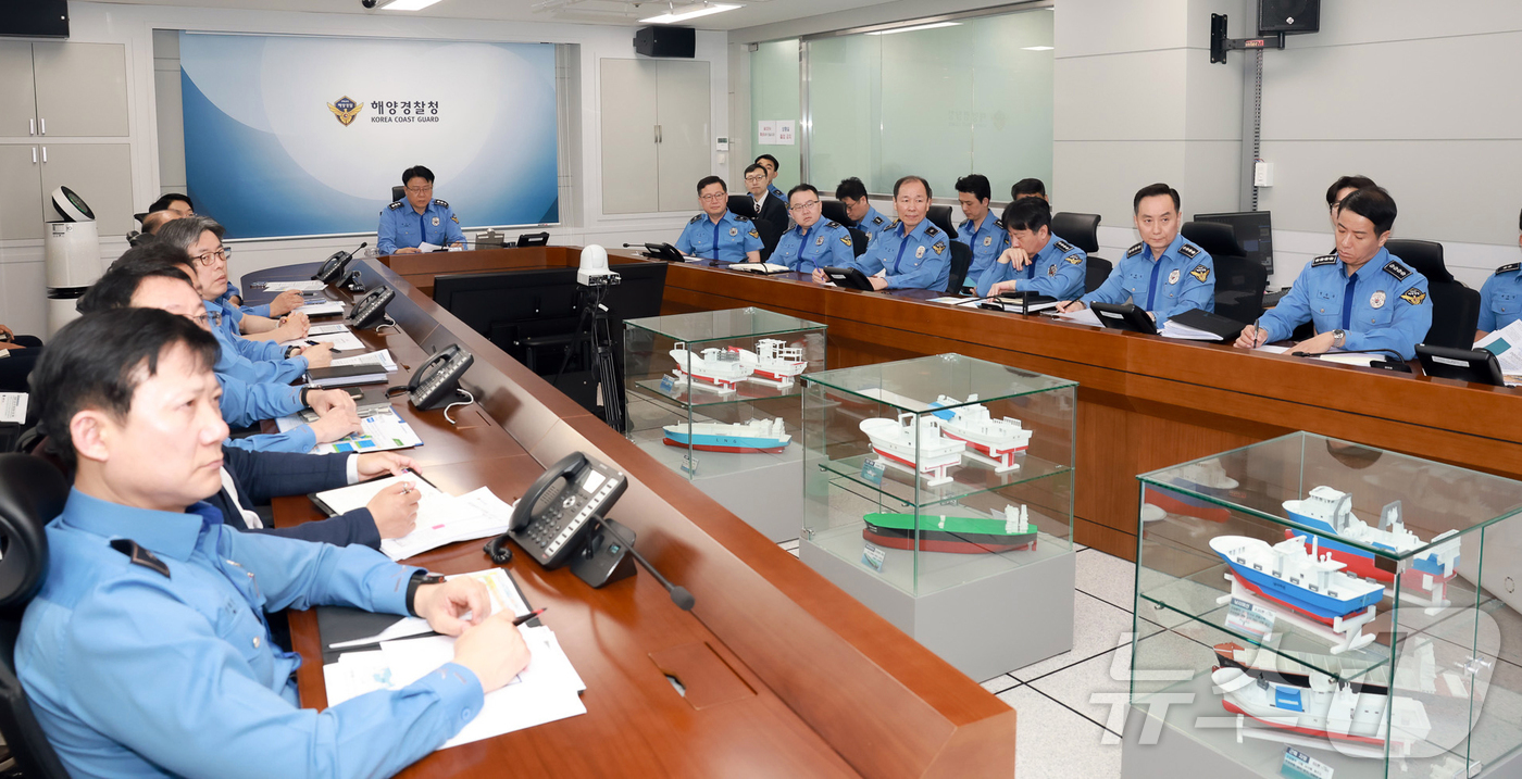(서울=뉴스1) = 장인식 해양경찰청장 직무대행이 5일 호르무즈 해협 내 우리나 사고 발생 관련, 긴급 상황점검 회의를 주재하며 주변국 수색구조본부(RCC)에 사고 상황 파악과 구 …