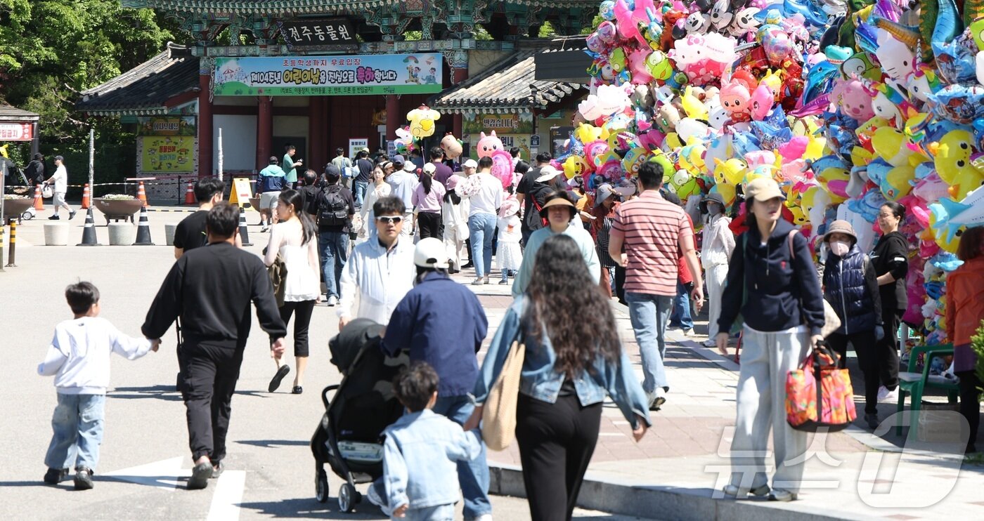 본문 이미지 - 어린이날인 5일 전북 전주시 전주동물원에 가족 단위의 방문객들의 발길이 이어지고 있다. ⓒ 뉴스1 유경석 기자