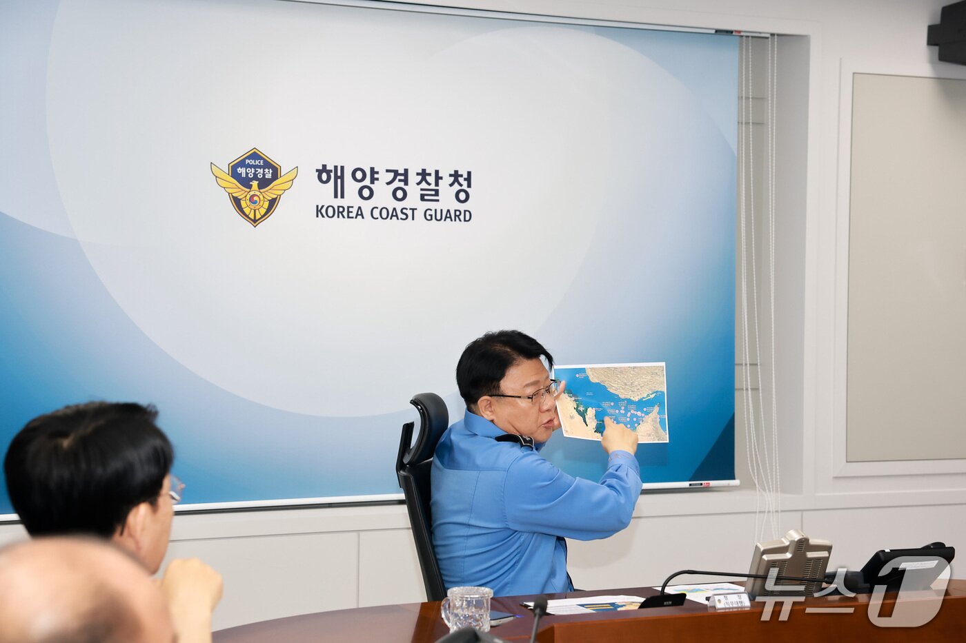 본문 이미지 - 장인식 해경청장 직무대리가 5일 호르무즈 해협 내 우리나라 선박 사고 발생과 관련해 긴급 상황 점검 회의를 주재하고 있다.(해양경찰청 제공/뉴스1)