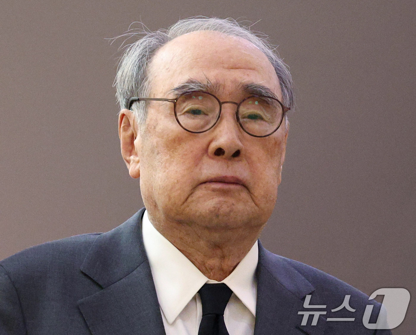 (서울=뉴스1) = 5일 이홍구 전 국무총리가 별세했다. 향년 92세.고인은 1934년 현재의 서울 여의도 인근인 경기도 고양군 용강면에서 태어나 서울대 법대 행정학과에 입학 후 …