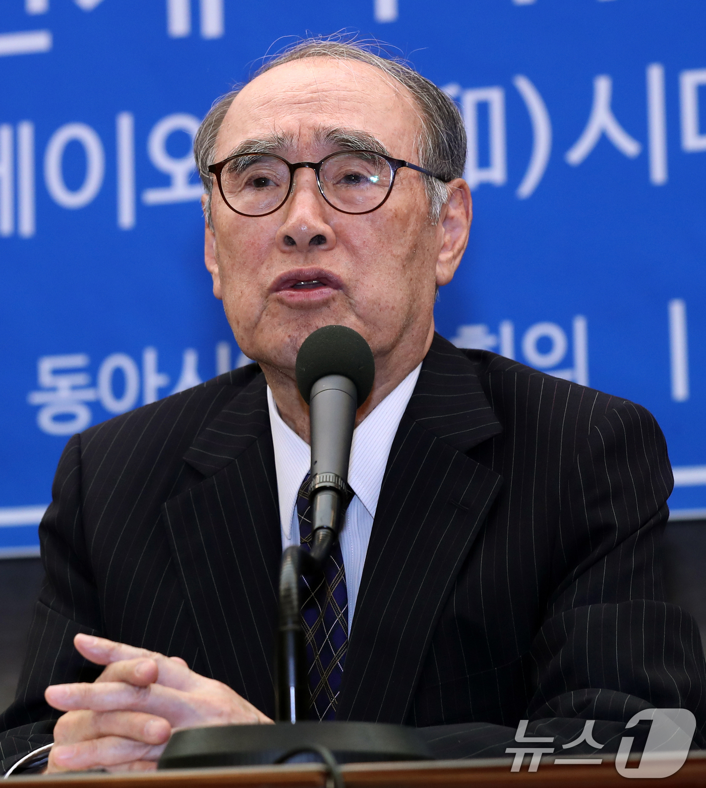(서울=뉴스1) = 5일 이홍구 전 국무총리가 별세했다. 향년 92세. 고인은 1934년 현재의 서울 여의도 인근인 경기도 고양군 용강면에서 태어나 서울대 법대 행정학과에 입학 후 …