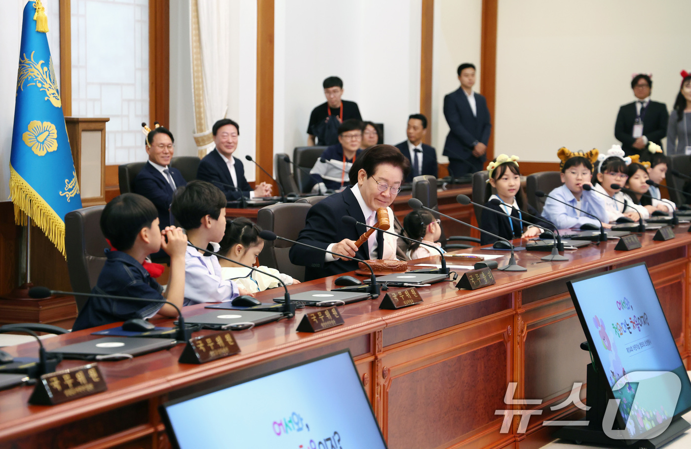 (서울=뉴스1) 허경 기자 = 이재명 대통령과 김혜경 여사가 5일 청와대 본관에서 열린 2026 어린이날 초청행사에 참석한 어린이들과 국무회의를 하고 있다. 2026.5.5/뉴스1 …
