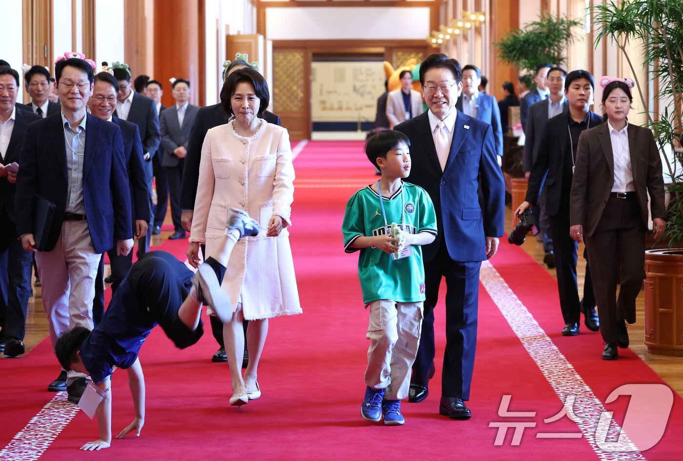 본문 이미지 - 이재명 대통령과 김혜경 여사가 5일 청와대 본관에서 열린 2026 어린이날 초청행사에 참석한 어린이들과 국무회의장으로 이동하고 있다. 2026.5.5 ⓒ 뉴스1 허경 기자