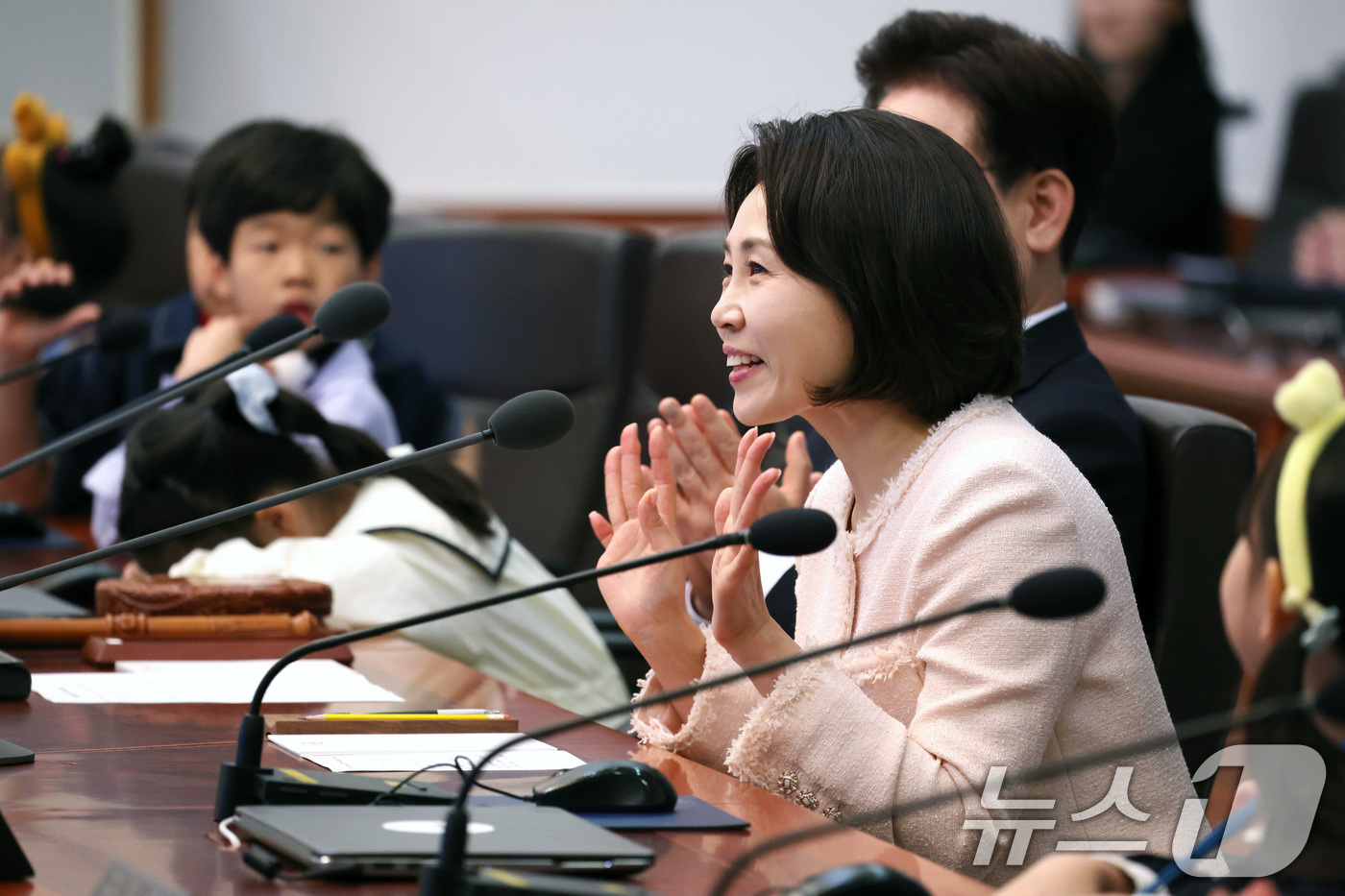 (서울=뉴스1) 허경 기자 = 김혜경 여사가 5일 청와대 본관에서 열린 2026 어린이날 초청행사에 참석한 어린이들과 함께하는 국무회의에서 인사를 하고 있다. 2026.5.5/뉴스 …