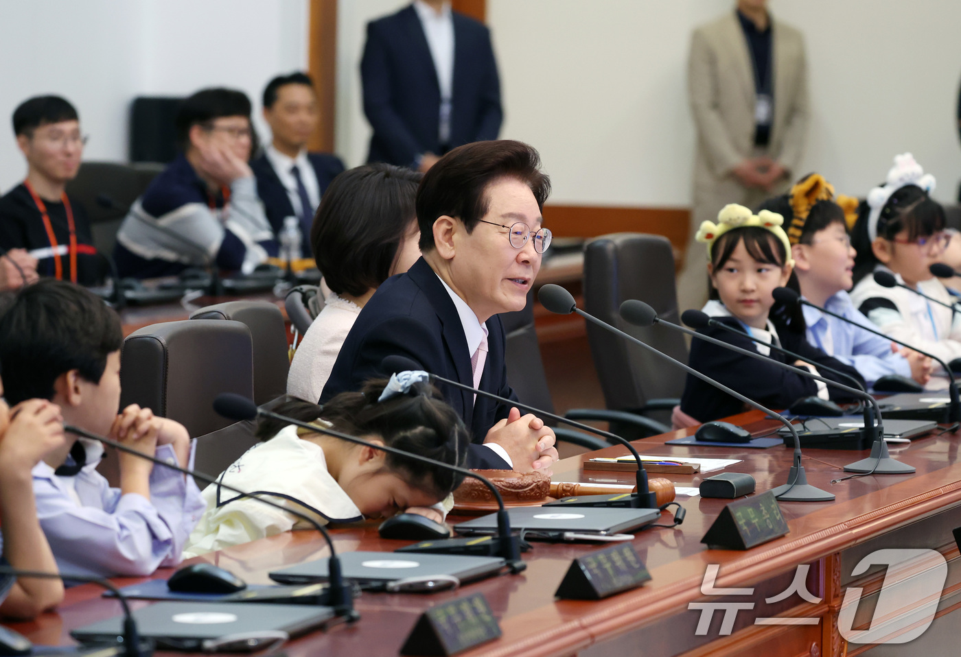 (서울=뉴스1) 허경 기자 = 이재명 대통령이 5일 청와대 본관에서 열린 2026 어린이날 초청행사에 참석한 어린이들과 국무회의를 하고 있다. 2026.5.5/뉴스1