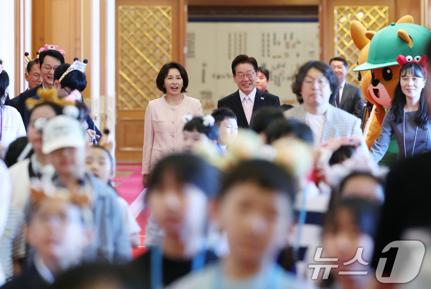 (서울=뉴스1) 허경 기자 = 이재명 대통령과 김혜경 여사가 5일 청와대 본관에서 열린 2026 어린이날 초청행사에 참석한 어린이들과 국무회의장으로 이동하고 있다. 2026.5.5 …