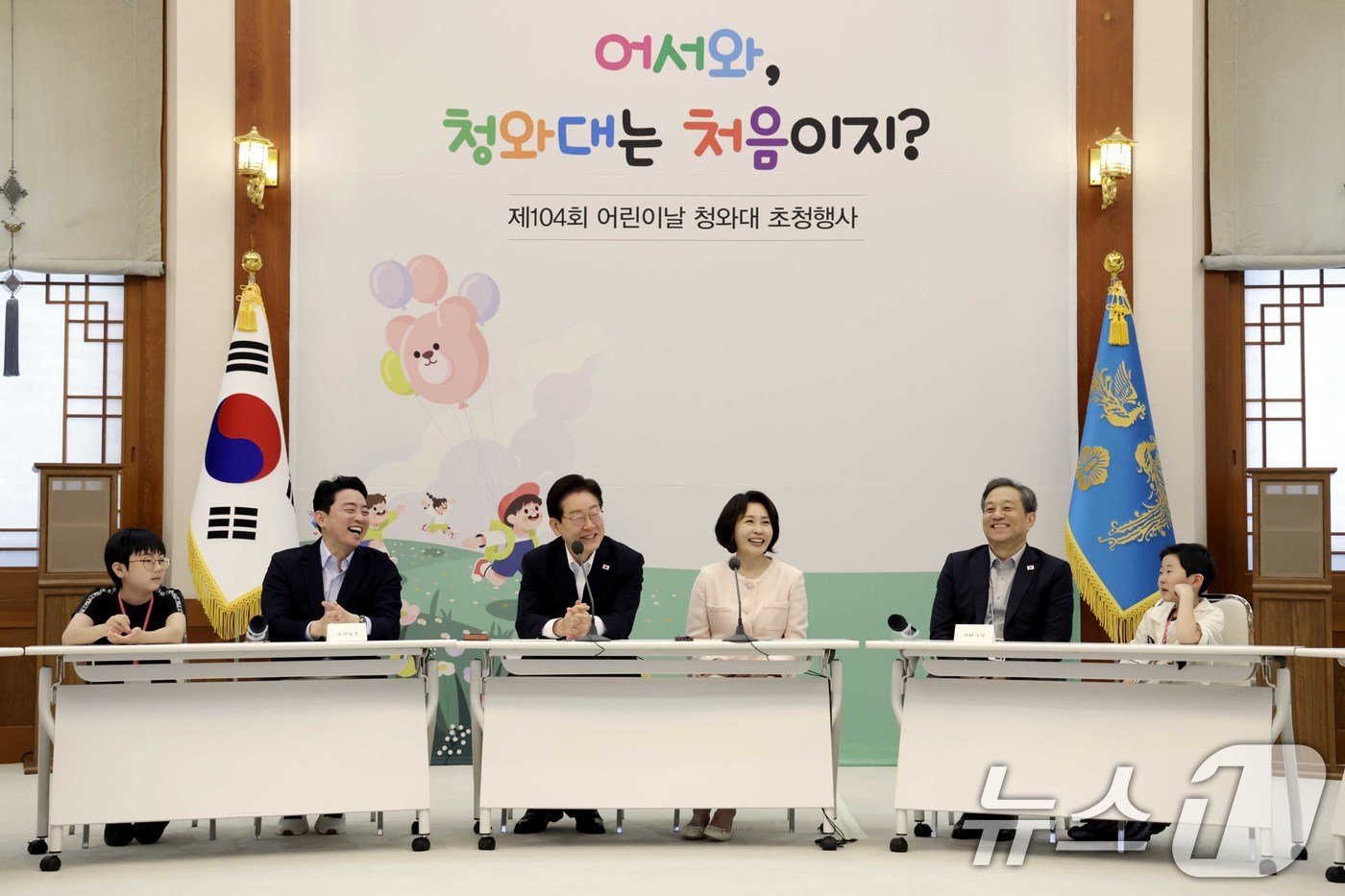 (서울=뉴스1) 허경 기자 = 이재명 대통령과 김혜경 여사가 5일 청와대 본관 총무실에서 열린 2026 어린이날 초청행사에 참석한 어린이들과 타운홀미팅을 하고 있다.   2026. …