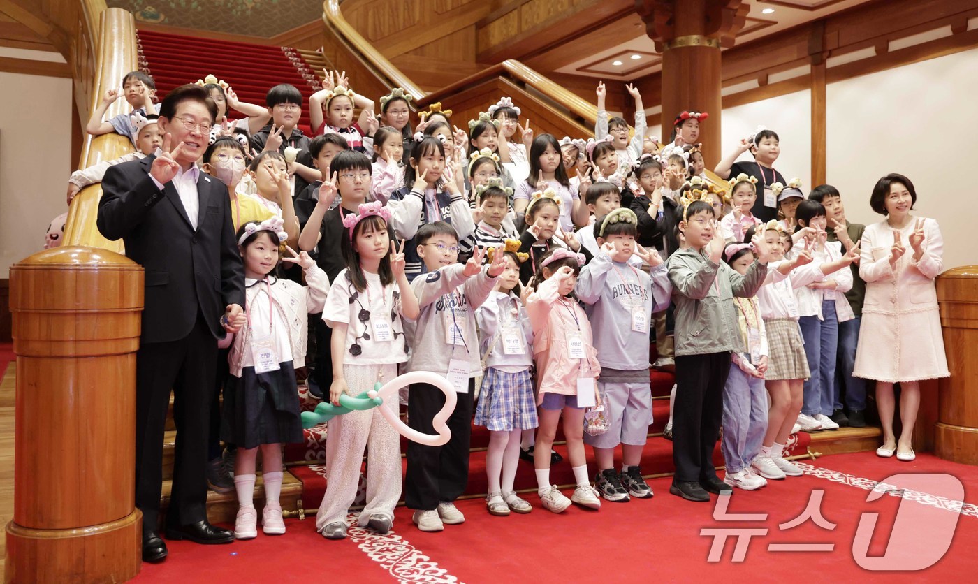(서울=뉴스1) 허경 기자 = 이재명 대통령과 김혜경 여사가 5일 청와대 본관에서 열린 2026 어린이날 초청행사에 참석한 어린이들과 기념촬영을 하고 있다. 2026.5.5/뉴스1 …