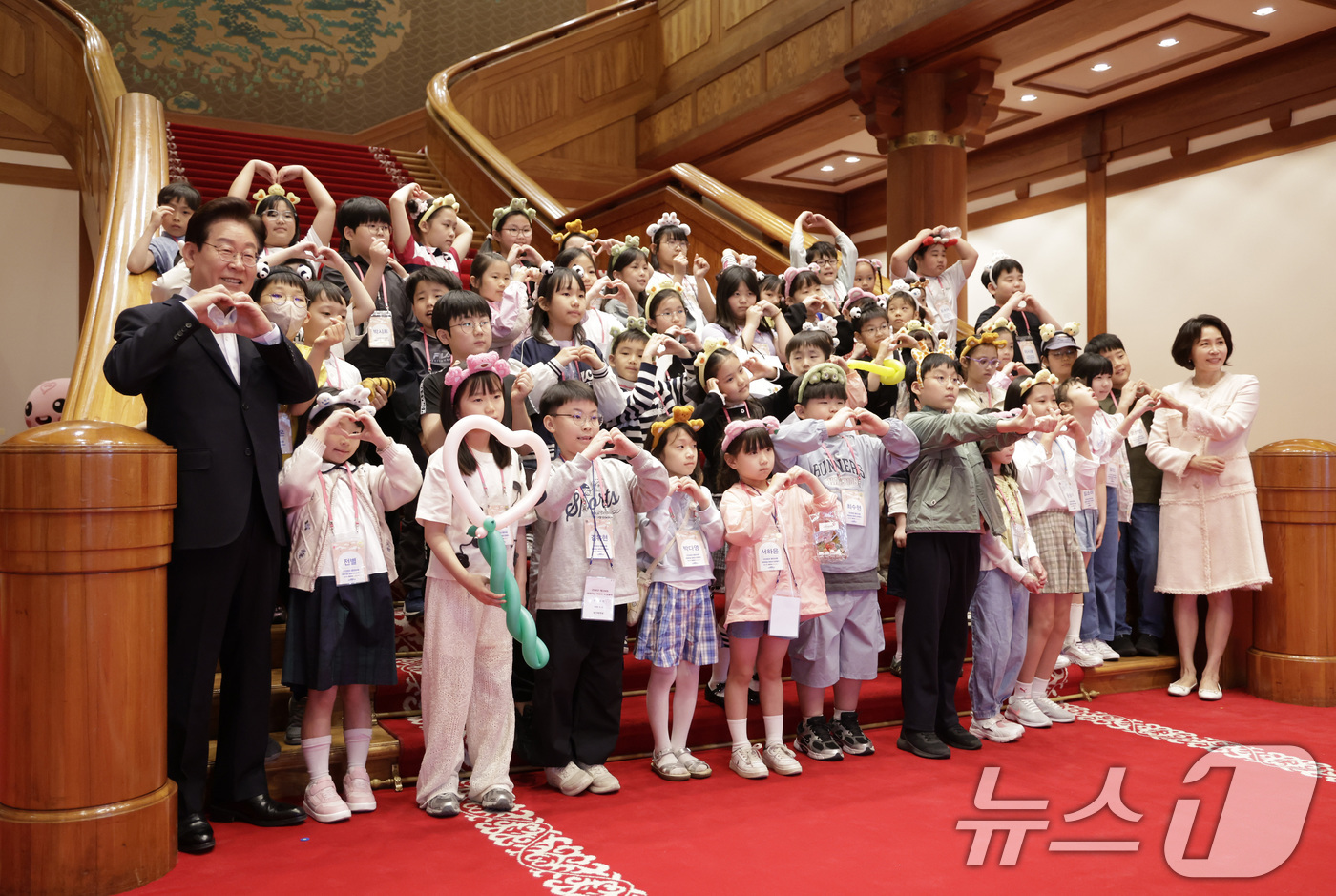 (서울=뉴스1) 허경 기자 = 이재명 대통령과 김혜경 여사가 5일 청와대 본관에서 열린 2026 어린이날 초청행사에 참석한 어린이들과 기념촬영을 하고 있다. 2026.5.5/뉴스1 …