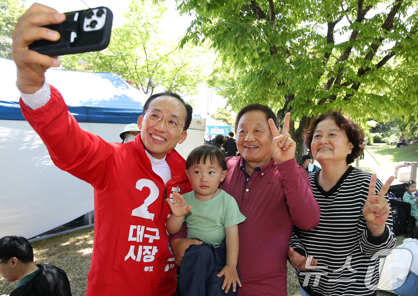 (대구=뉴스1) 공정식 기자 = 추경호 국민의힘 대구시장 후보가 5일 오전 대구 수성구 어린이세상에서 열린 어린이날 기념행사를 찾아 어린이를 데리고 나들이 나온 가족과 기념촬영을 …