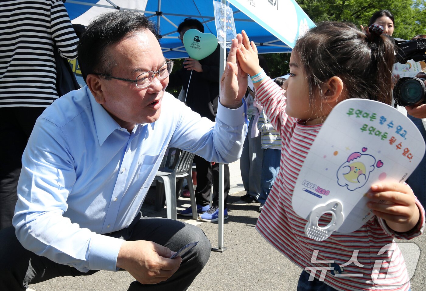 본문 이미지 - 김부겸 더불어민주당 대구시장 후보가 5일 오전 대구 수성구 어린이세상에서 열린 어린이날 기념행사를 찾아 어린이와 하이파이브를 하고 있다. 2026.5.5 ⓒ 뉴스1 공정식 기자