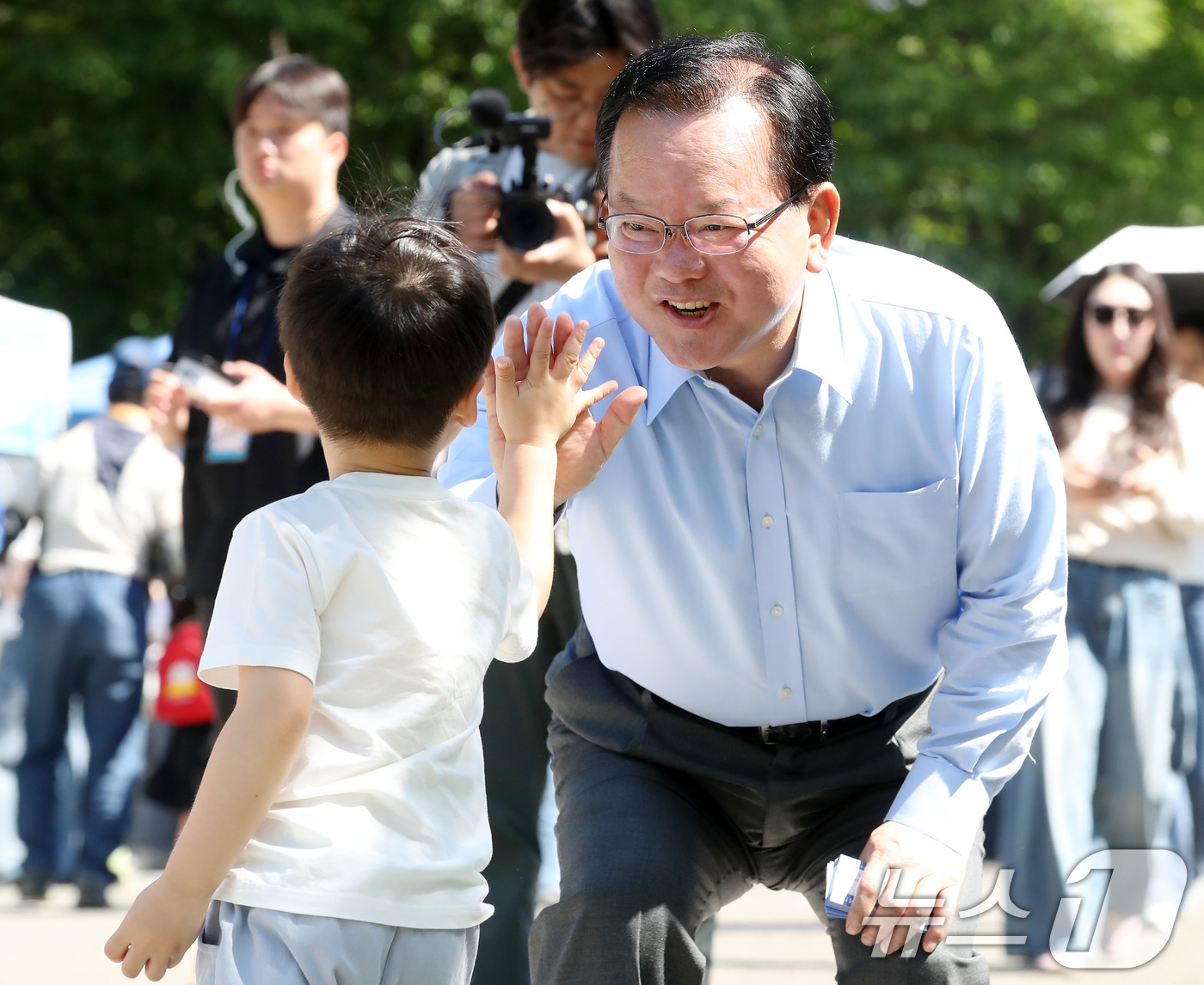 (대구=뉴스1) 공정식 기자 = 김부겸 더불어민주당 대구시장 후보가 5일 오전 대구 수성구 어린이세상에서 열린 어린이날 기념행사를 찾아 어린이와 하이파이브를 하고 있다. 2026. …