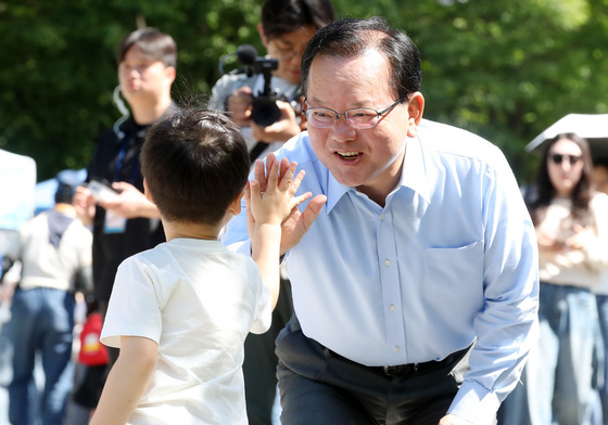 어린이와 인사 나누는 김부겸
