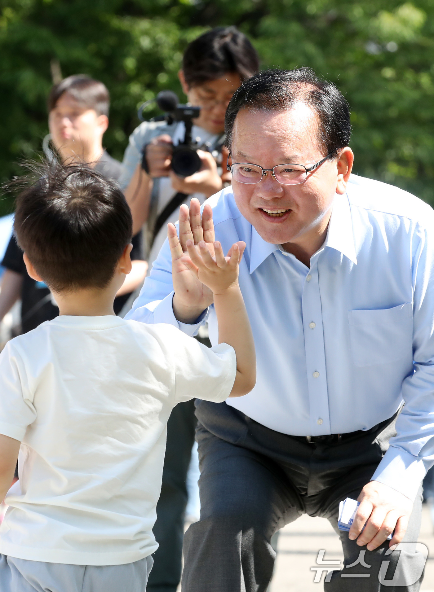 (대구=뉴스1) 공정식 기자 = 김부겸 더불어민주당 대구시장 후보가 5일 오전 대구 수성구 어린이세상에서 열린 어린이날 기념행사를 찾아 어린이와 하이파이브를 하고 있다. 2026. …