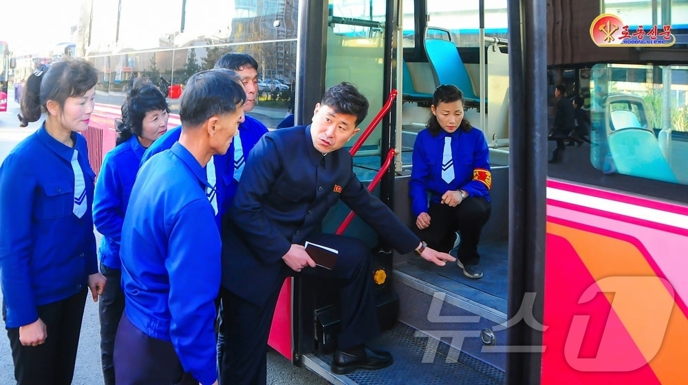 (평양 노동신문=뉴스1) = 북한 노동당 기관지 노동신문은 5일 평양시여객운수종합기업소의 당 일꾼이 수도시민들의 교통상 편의를 도모하기 위해 노력하고 있다고 보도했다. [국내에서만 …