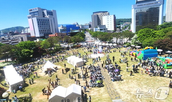 본문 이미지 - 5일 전주시청 앞 노송광장에서 열린 '제104회 어린이날 기념식 및 전주 놀이 주간' 행사에 참여한 시민들./뉴스1