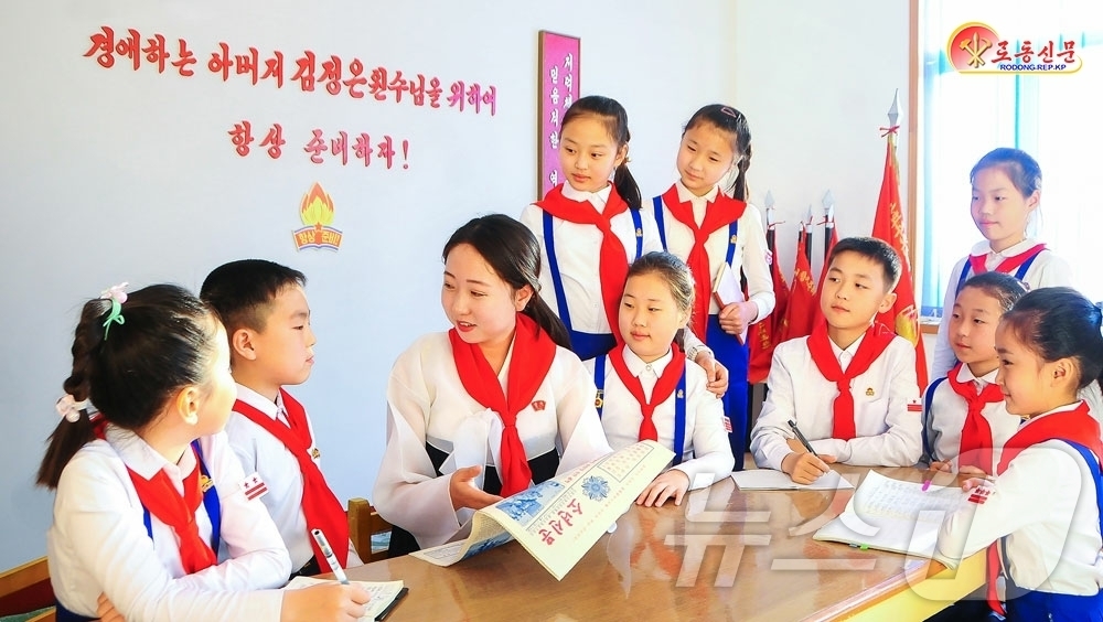 (평양 노동신문=뉴스1) = 북한 노동당 기관지 노동신문은 5일 "창간 80주년을 맞은 '소년신문'이 학생소년들의 훌륭한 교양자이자 친근한 길동무로 되고 있다"면서 "'소년신문'은 …