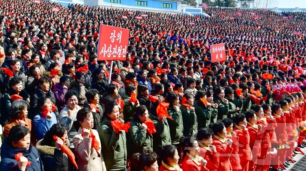 (평양 노동신문=뉴스1) = 북한 노동당 기관지 노동신문은 5일 "각지에서 조국보위 초소와 사회주의 건설의 주요 전구에로의 탄원 진출(자원)이 보다 적극화 되고 있다"면서 "인민의 …