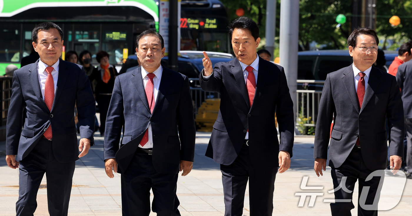 (서울=뉴스1) 이호윤 기자 = 김진태 강원지사 후보(왼쪽부터), 최민호 세종시장 후보, 오세훈 서울시장 후보, 유정복 인천시장 후보가 5일 서울 종로구 보신각 앞에서 열리는 '이 …