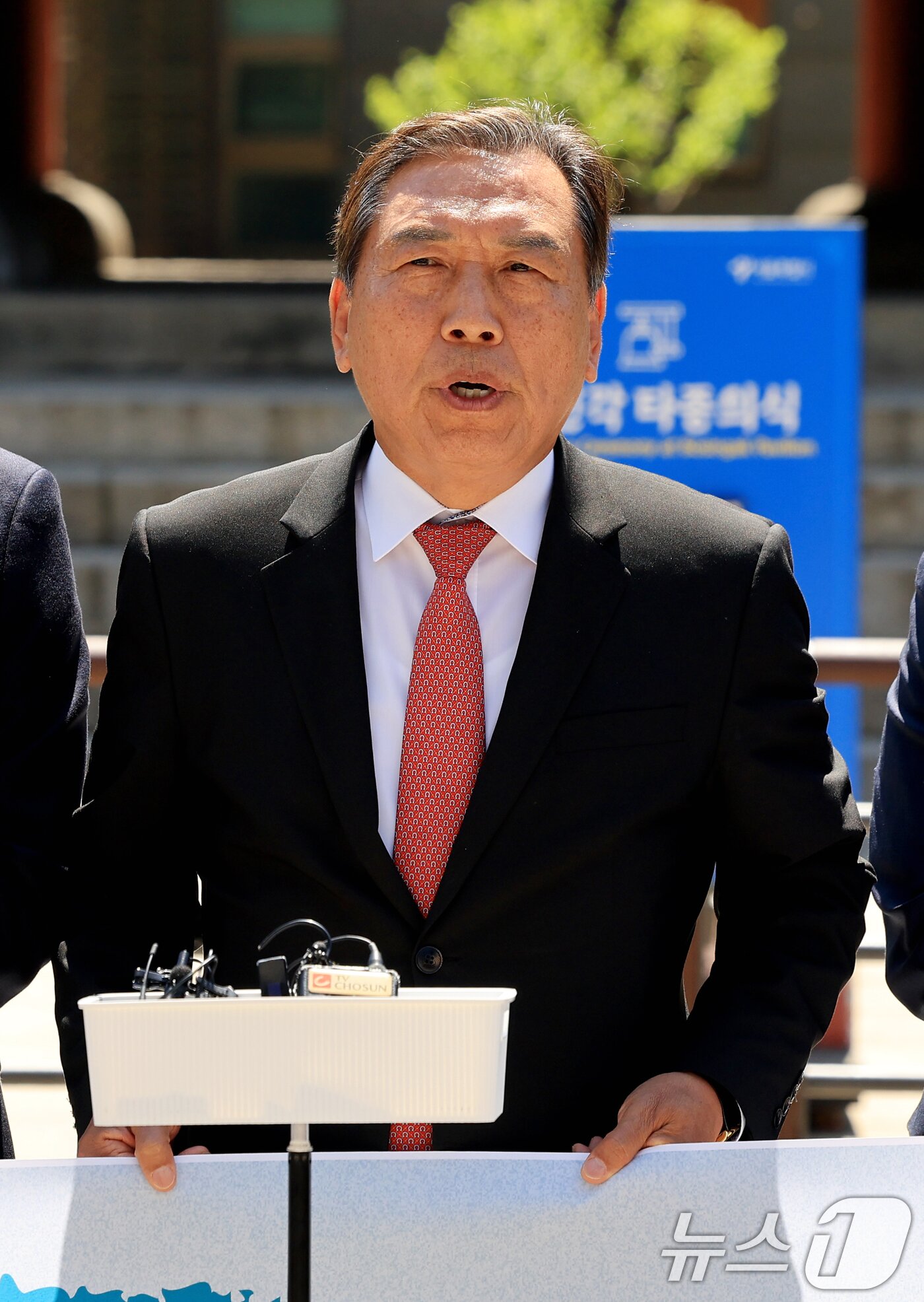 본문 이미지 - 양정무 전북지사 후보가 5일 서울 종로구 보신각 앞에서 열린 '이재명 사법쿠테타 저지를 위한 국민의힘 광역단체장 후보 긴급 기자회견'에서 발언하고 있다. 2026.5.5 ⓒ 뉴스1 이호윤 기자