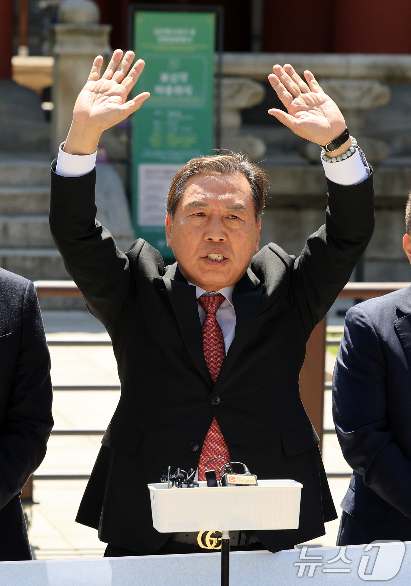 (서울=뉴스1) 이호윤 기자 = 양정무 전북지사 후보가 5일 서울 종로구 보신각 앞에서 열린 '이재명 사법쿠테타 저지를 위한 국민의힘 광역단체장 후보 긴급 기자회견'에서 발언하고 …