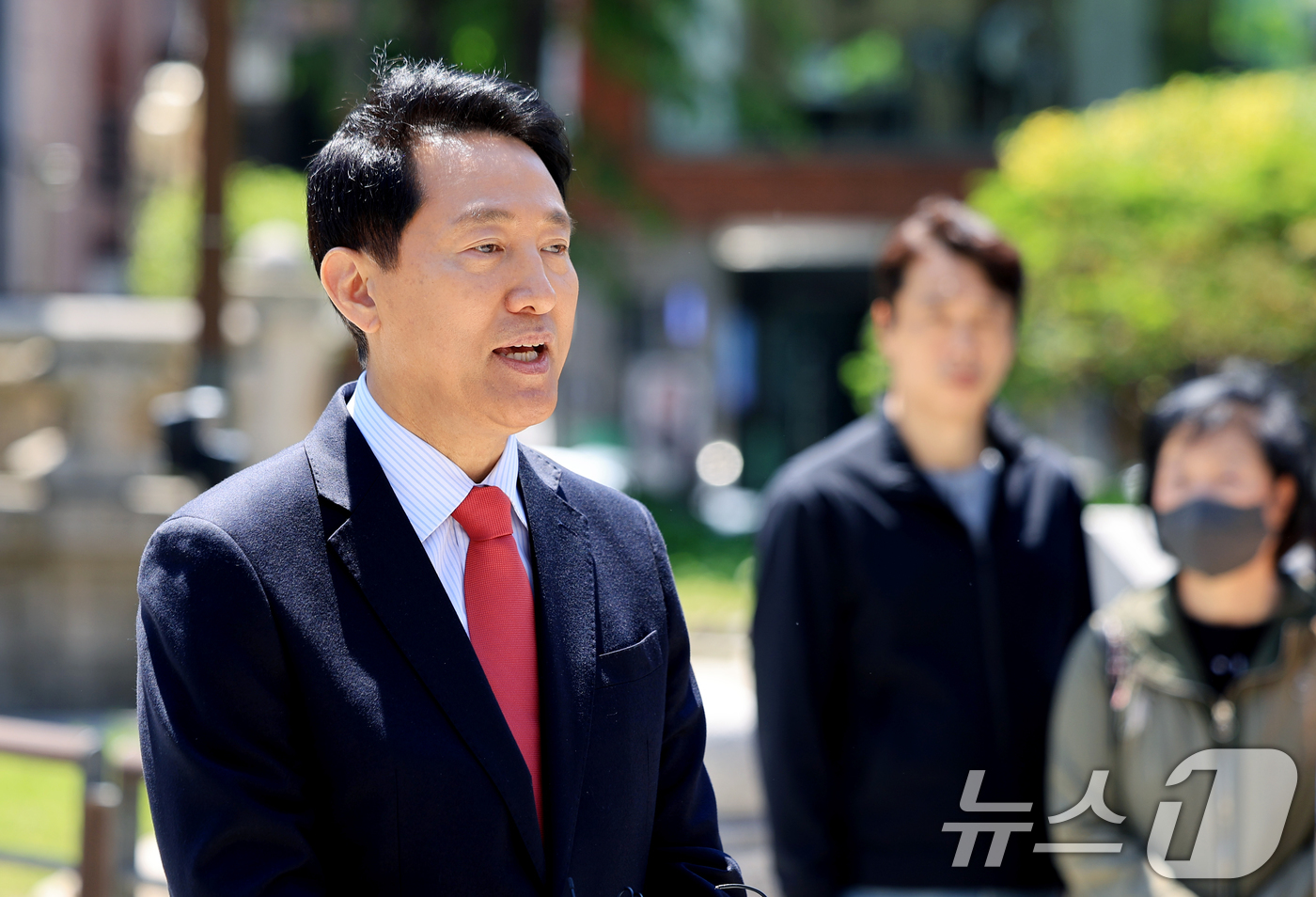 (서울=뉴스1) 이호윤 기자 = 오세훈 서울시장 후보가 5일 서울 종로구 보신각 앞에서 열린 '이재명 사법쿠테타 저지를 위한 국민의힘 광역단체장 후보 긴급 기자회견'에서 기자들의 …