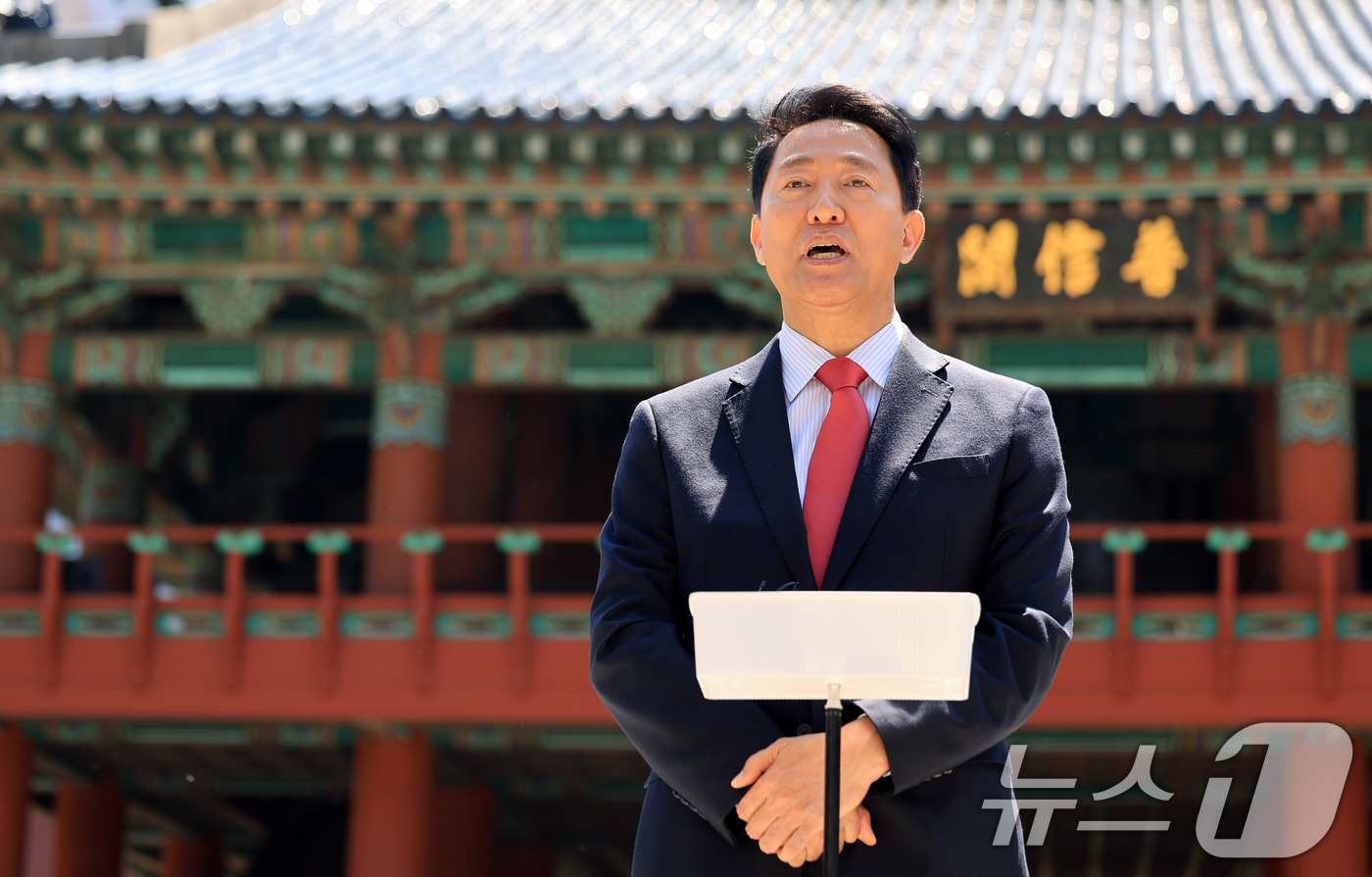 (서울=뉴스1) 이호윤 기자 = 오세훈 서울시장 후보가 5일 서울 종로구 보신각 앞에서 열린 '이재명 사법쿠테타 저지를 위한 국민의힘 광역단체장 후보 긴급 기자회견'에서 기자들의 …