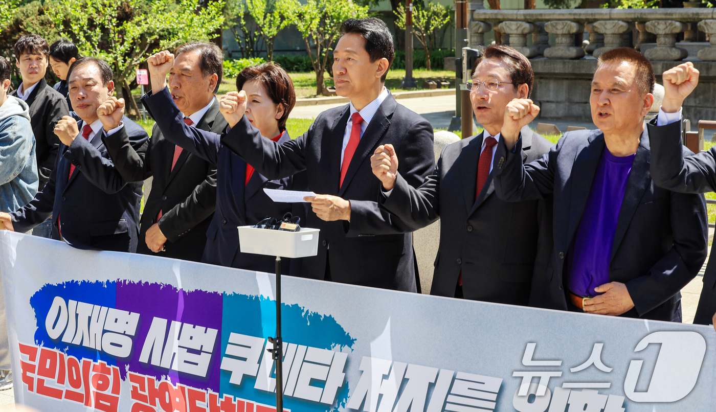(서울=뉴스1) 이호윤 기자 = 오세훈 서울시장 후보를 비롯한 국민의힘 광역단체장 후보들이 5일 서울 종로구 보신각 앞에서 열린 '이재명 사법쿠테타 저지를 위한 국민의힘 광역단체장 …