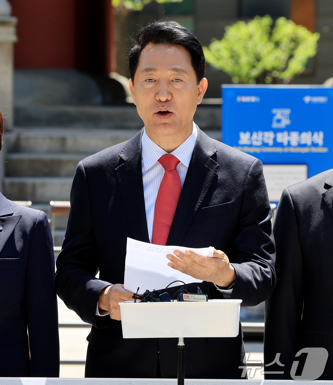 (서울=뉴스1) 이호윤 기자 = 오세훈 서울시장 후보가 5일 서울 종로구 보신각 앞에서 열린 '이재명 사법쿠테타 저지를 위한 국민의힘 광역단체장 후보 긴급 기자회견'에서 발언하고 …