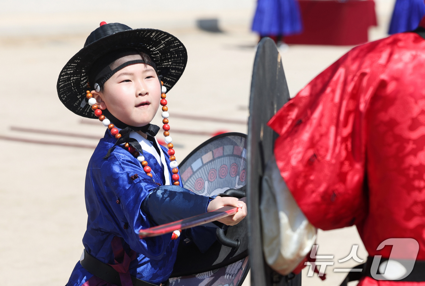 (서울=뉴스1) 임지훈 인턴기자 = 어린이날인 5일 서울 경복궁에서 열린 '조선시대 갑사(甲士) 선발 취재(取才) 체험'에 참여한 어린이들이 '팽배술'을 체험하고 있다.갑사 취재는 …
