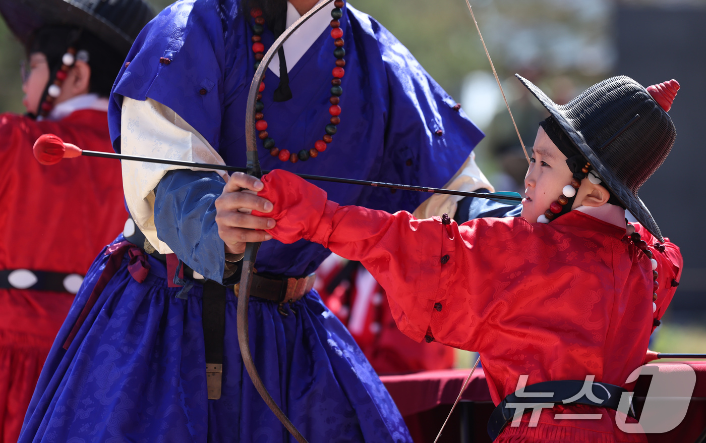 (서울=뉴스1) 임지훈 인턴기자 = 어린이날인 5일 서울 경복궁에서 열린 '조선시대 갑사(甲士) 선발 취재(取才) 체험'에 참여한 어린이들이 '궁술'을 체험하고 있다.갑사 취재는 …