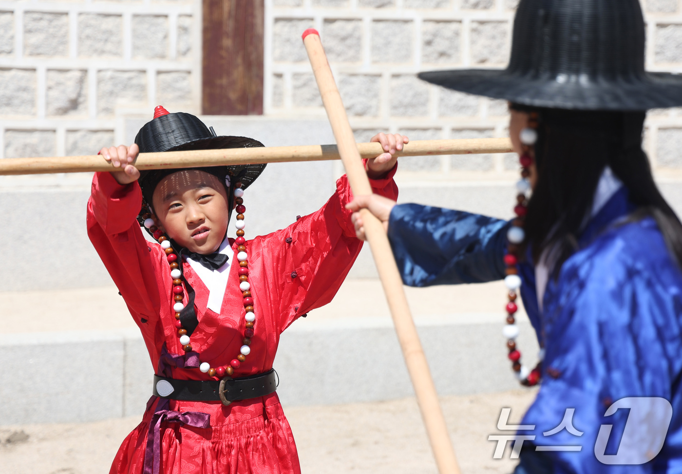 (서울=뉴스1) 임지훈 인턴기자 = 어린이날인 5일 서울 경복궁에서 열린 '조선시대 갑사(甲士) 선발 취재(取才) 체험'에 참여한 어린이들이 '봉술'을 체험하고 있다.갑사 취재는 …