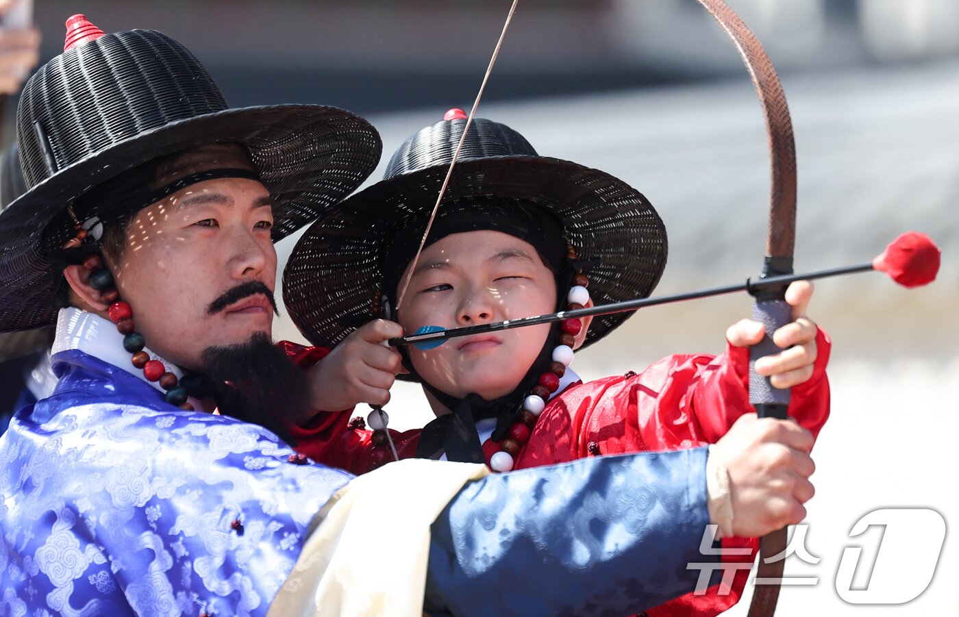본문 이미지 - 어린이날인 5일 서울 경복궁에서 열린 '조선시대 갑사(甲士) 선발 취재(取才) 체험'에 참여한 어린이들이 '궁술'을 체험하고 있다. 갑사 취재는 조선 전기 직업군인인 ‘갑사’를 선발하기 위해 실시된 군사 선발 시험이다. 2026.5.5 ⓒ 뉴스1 임지훈 인턴기자