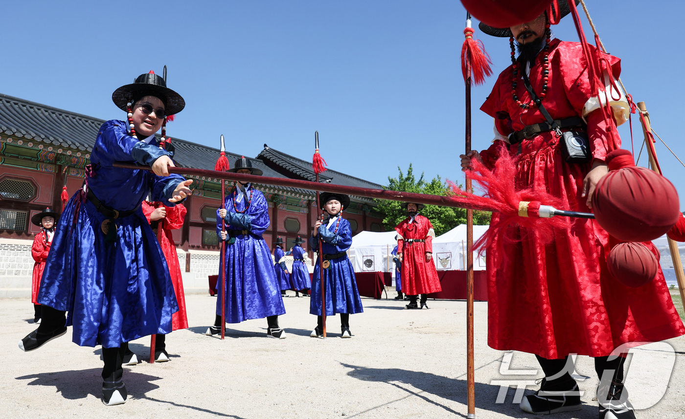 (서울=뉴스1) 임지훈 인턴기자 = 어린이날인 5일 서울 경복궁에서 열린 '조선시대 갑사(甲士) 선발 취재(取才) 체험'에 참여한 어린이들이 '창술'을 체험하고 있다.갑사 취재는 …