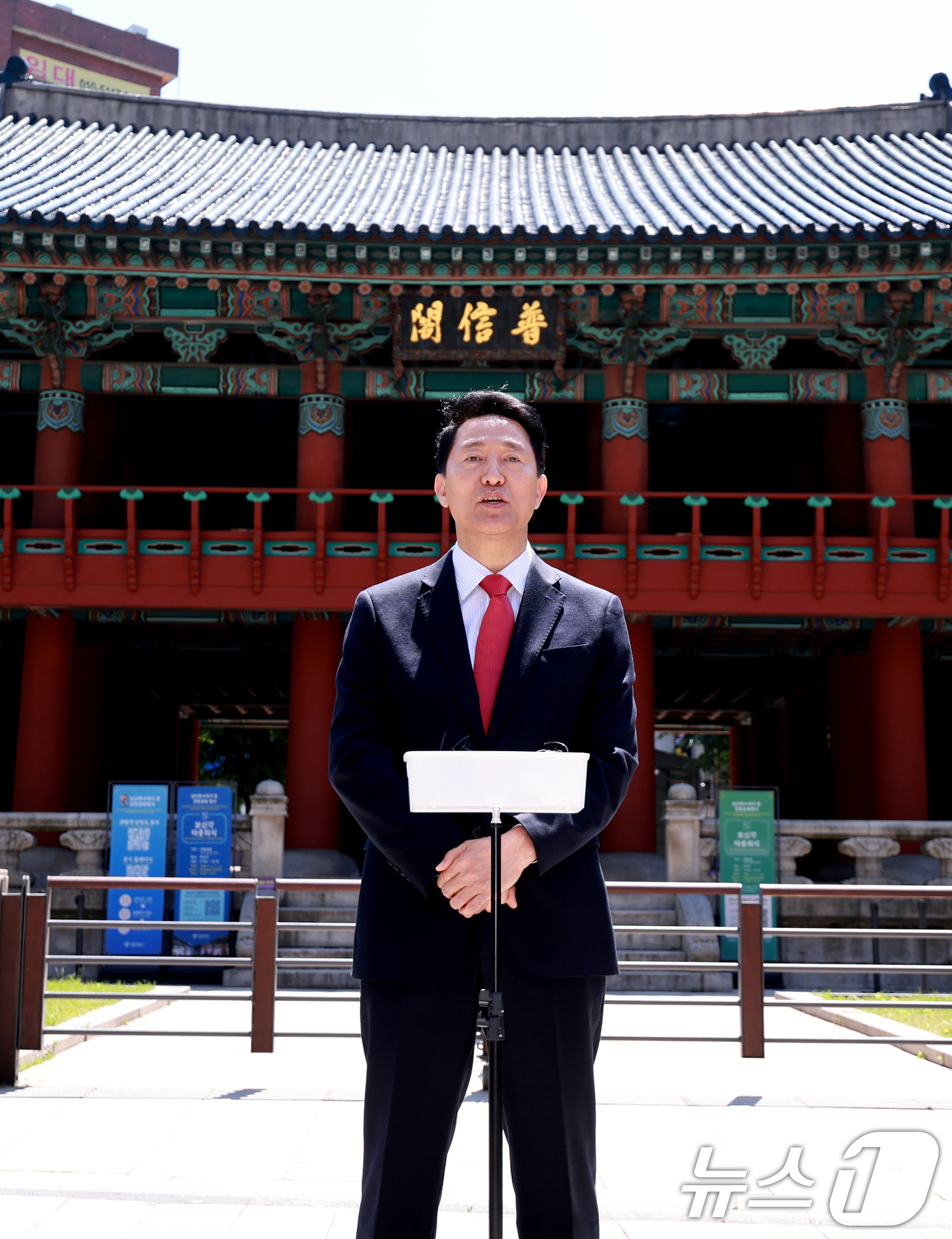 (서울=뉴스1) 이호윤 기자 = 오세훈 서울시장 후보가 5일 서울 종로구 보신각 앞에서 열린 '이재명 사법쿠테타 저지를 위한 국민의힘 광역단체장 후보 긴급 기자회견'에서 질문에 답 …