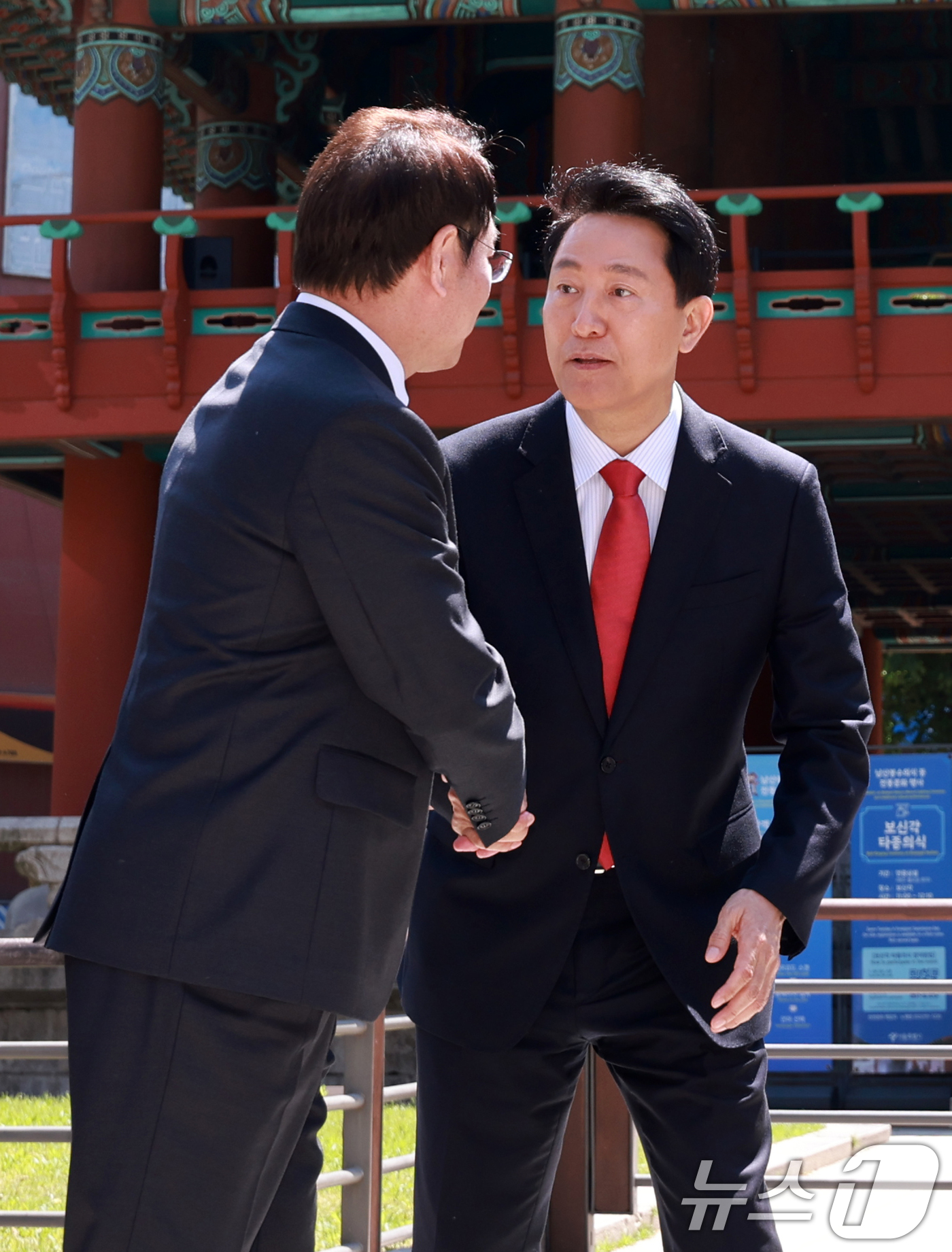 (서울=뉴스1) 이호윤 기자 = 오세훈 서울시장 후보와 유정복 인천시장 후보가 5일 서울 종로구 보신각 앞에서 열린 '이재명 사법쿠테타 저지를 위한 국민의힘 광역단체장 후보 긴급 …