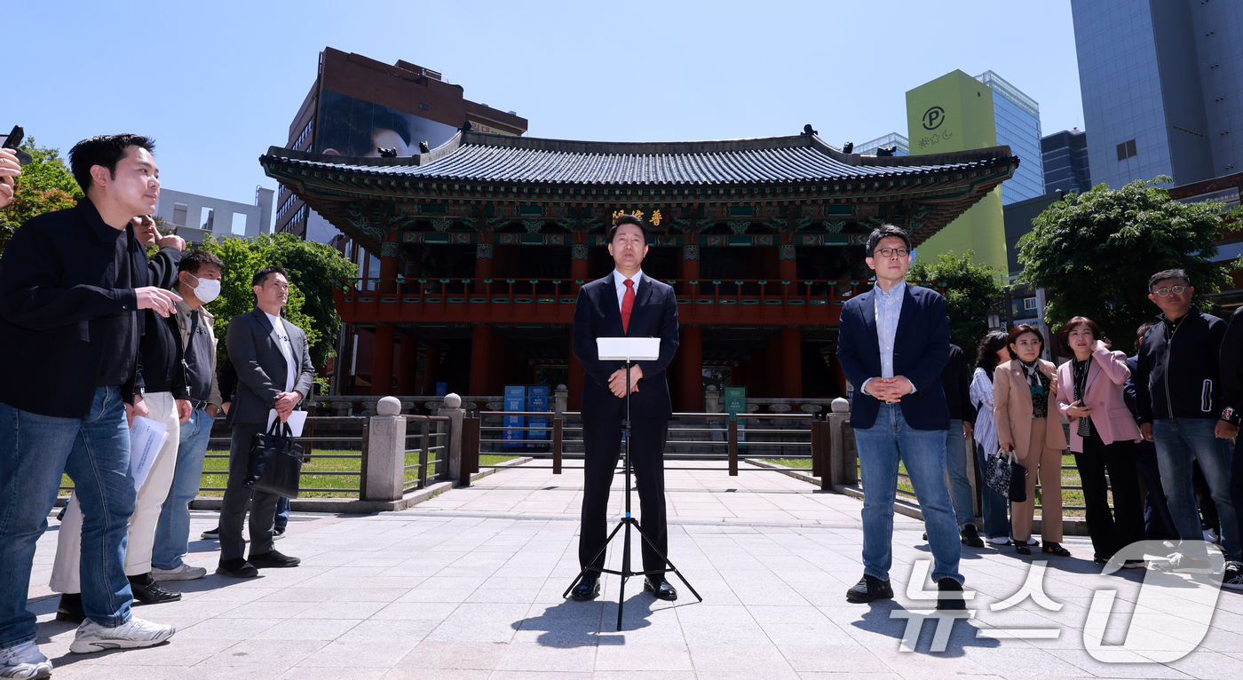 (서울=뉴스1) 이호윤 기자 = 오세훈 서울시장 후보가 5일 서울 종로구 보신각 앞에서 열린 '이재명 사법쿠테타 저지를 위한 국민의힘 광역단체장 후보 긴급 기자회견'에서 질문에 답 …