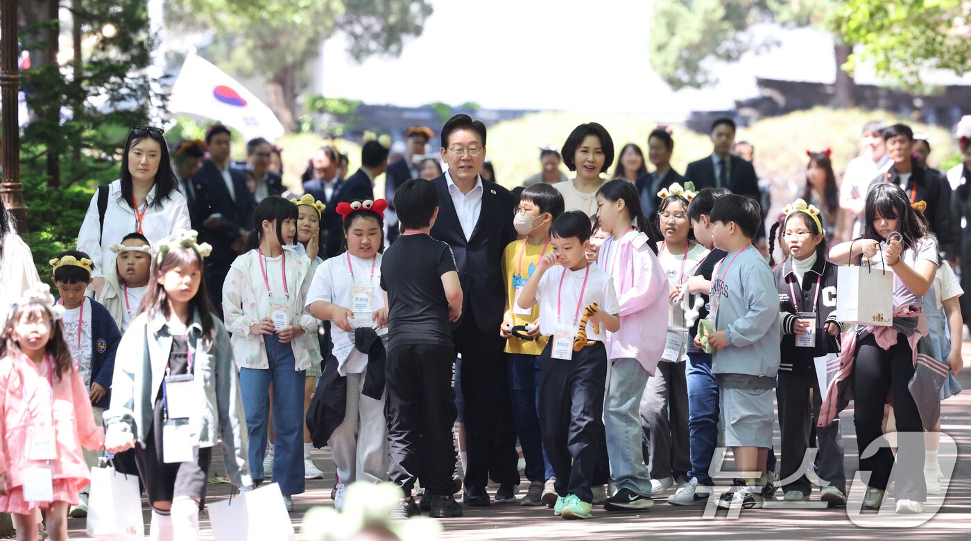본문 이미지 - 이재명 대통령과 김혜경 여사가 5일 청와대에서 열린 2026 어린이날 초청행사에 참석한 어린이들과 녹지원으로 이동하고 있다. 2026.5.5 ⓒ 뉴스1 허경 기자