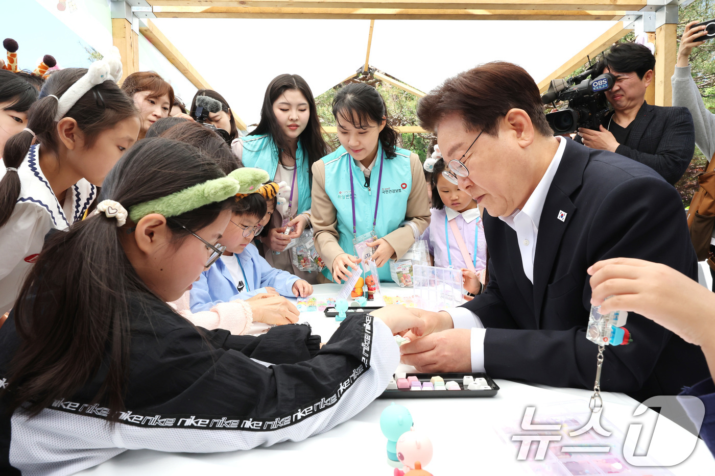 (서울=뉴스1) 허경 기자 = 이재명 대통령이 5일 청와대 녹지원에서 열린 2026 어린이날 초청행사에 참석한 어린이들과 나만의 키캡 만들기 체험을 하고 있다.  2026.5.5/ …