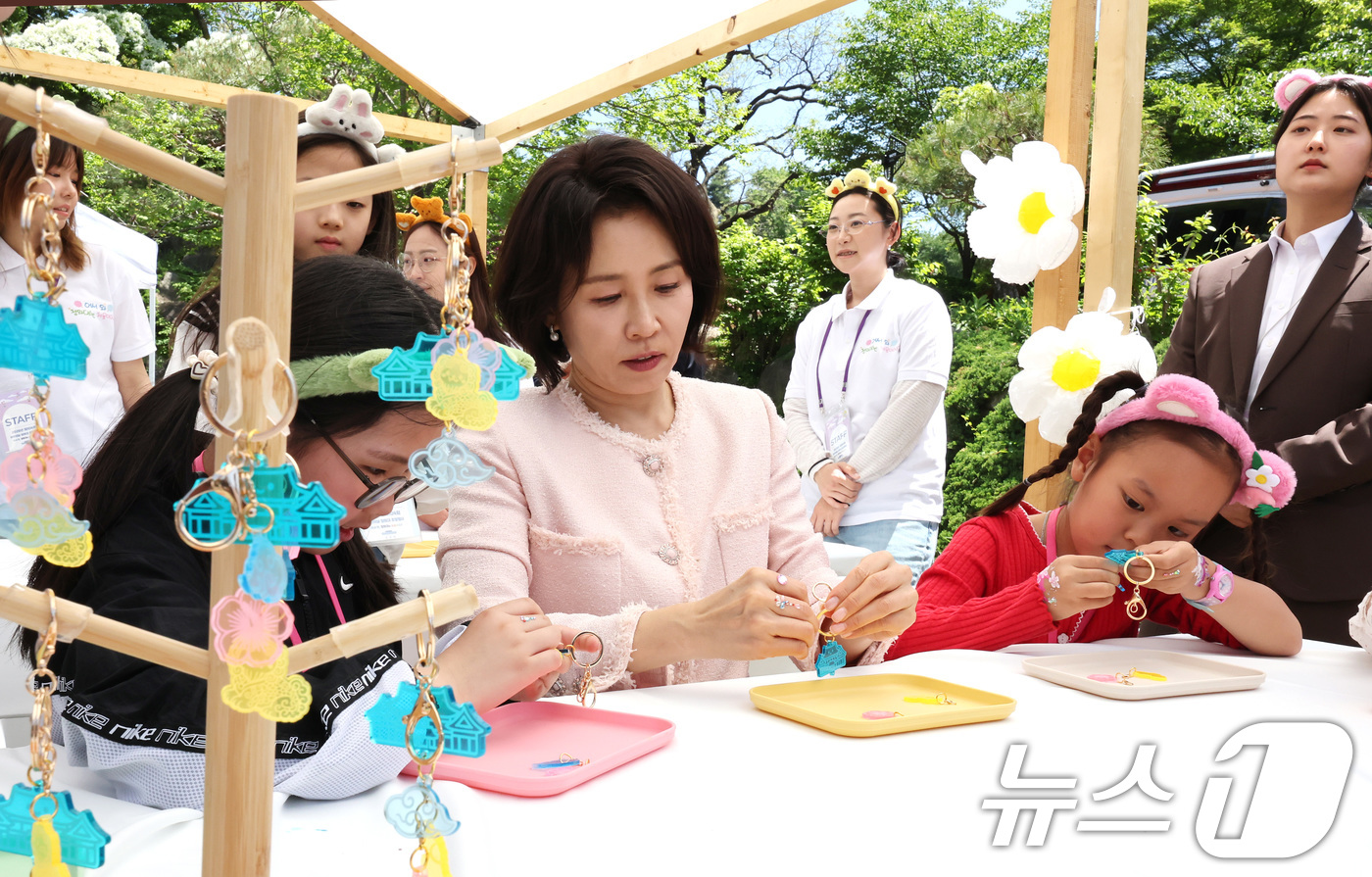 (서울=뉴스1) 허경 기자 = 김혜경 여사가 5일 청와대 녹지원에서 열린 2026 어린이날 초청행사에 참석한 어린이들과 함께 키링 만들기 체험을 하고 있다. 2026.5.5/뉴스1 …