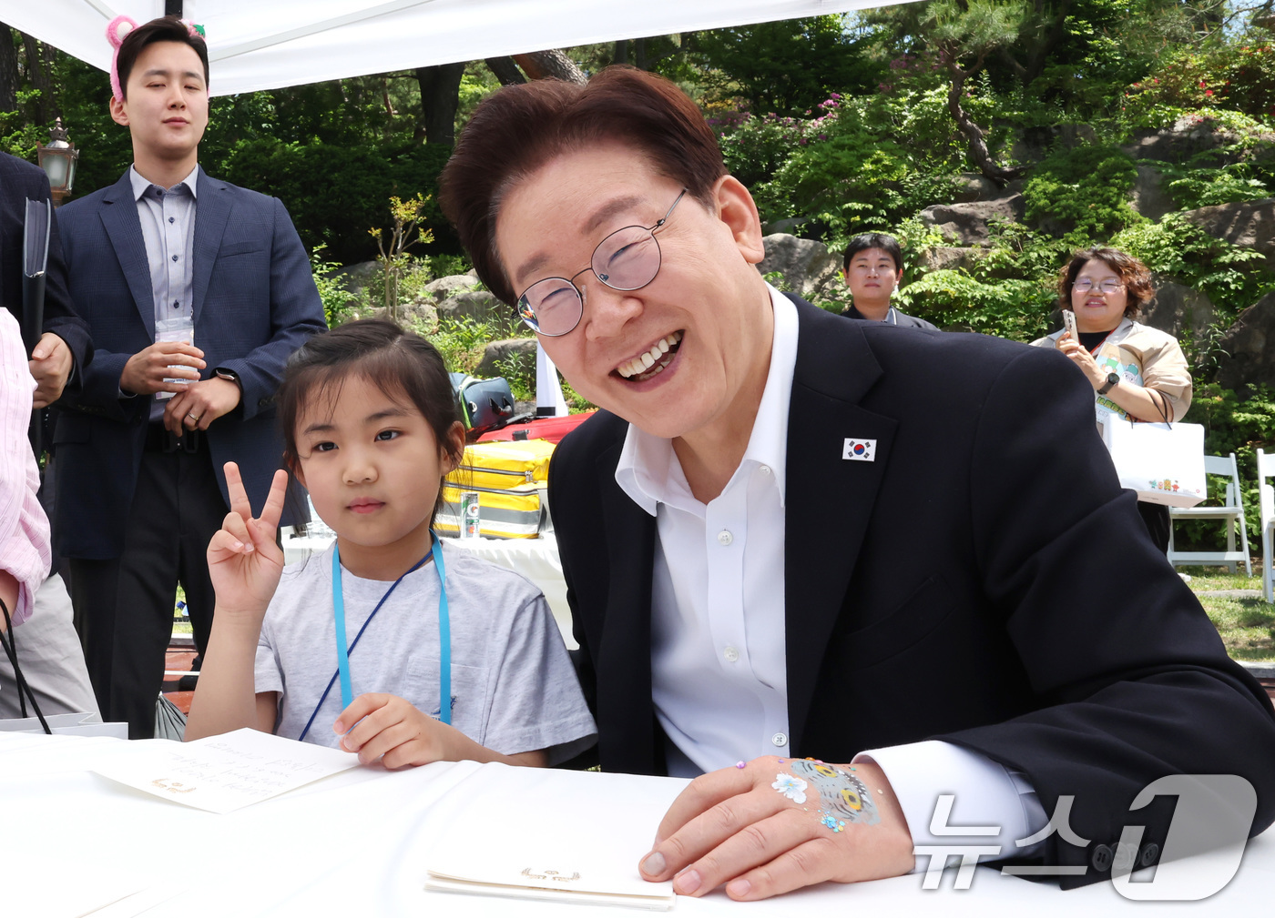 (서울=뉴스1) 허경 기자 = 이재명 대통령이 5일 청와대 녹지원에서 열린 2026 어린이날 초청행사에 참석한 어린이와 함께 환하게 웃고 있다. 2026.5.5/뉴스1