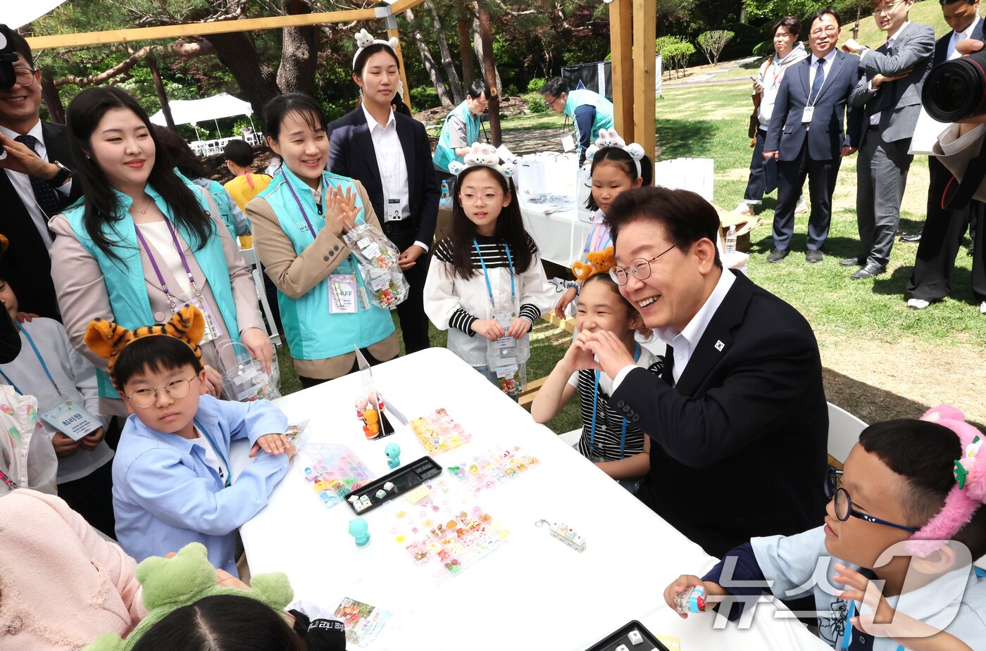 본문 이미지 - 이재명 대통령이 5일 청와대 녹지원에서 열린 2026 어린이날 초청행사에 참석한 어린이들과 나만의 키캡 만들기 체험을 하고 있다. 2026.5.5 ⓒ 뉴스1 허경 기자