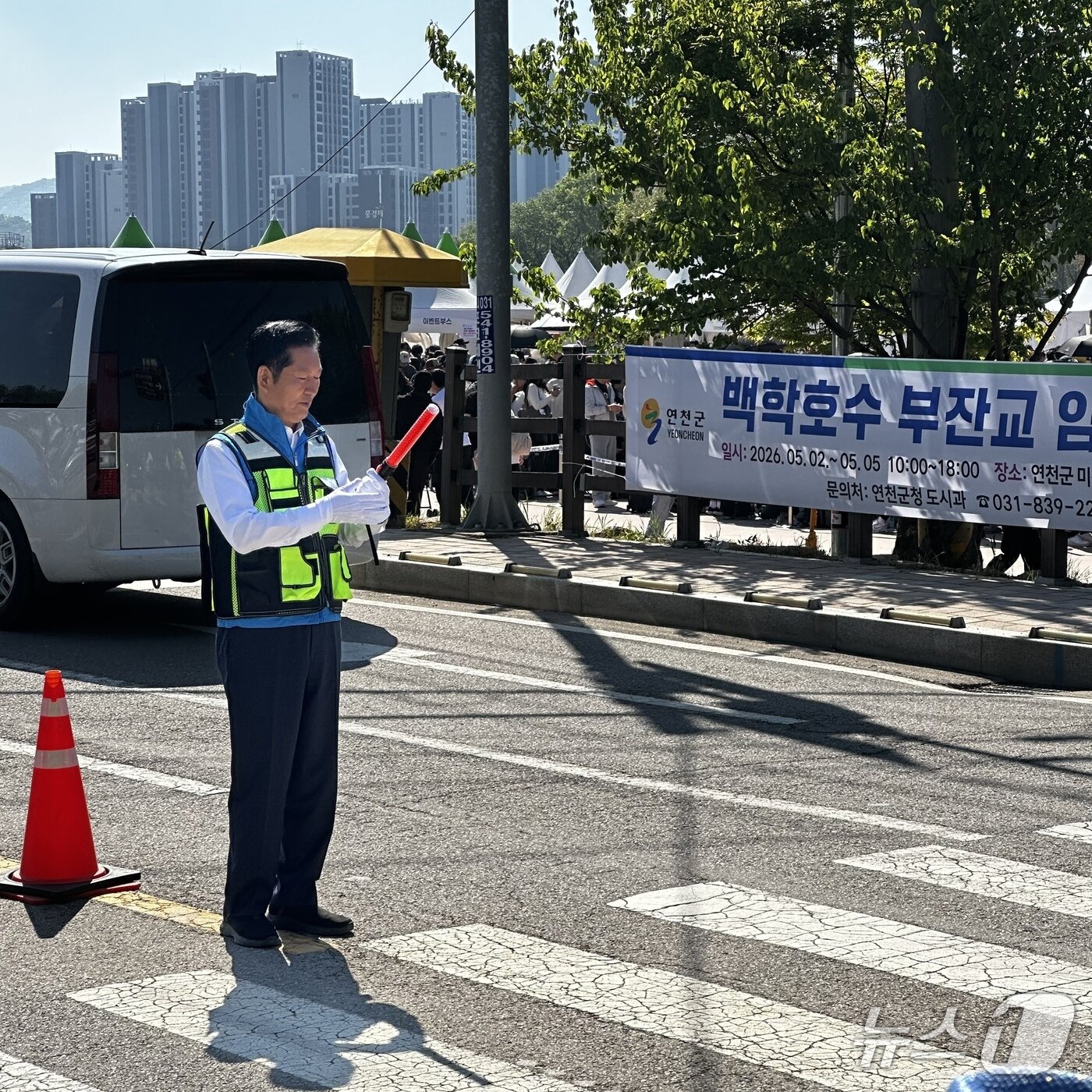 본문 이미지 - 5일 오전 9시 30분께 경기 연천군 전곡읍 제33회 연천 구석기 축제장에서 교통정리를 하는 정청래 더불어민주당 대표. 2026.5.5/뉴스1 이상휼 기자