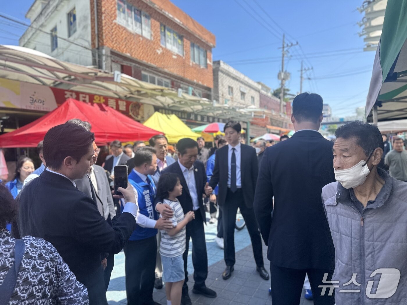 본문 이미지 - 5일 오전 11시께 경기 동두천시 동두천 큰시장에서 만난 어린이에게 덕담을 하는 정청래 더불어민주당 대표. 2026.5.5/뉴스1 이상휼 기자